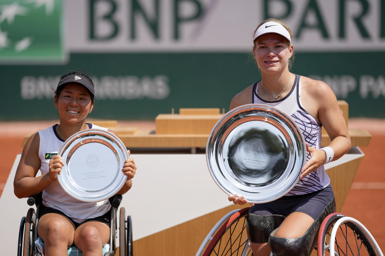 全仏オープン準優勝の上地結衣（左）と優勝したデフロート（AP)