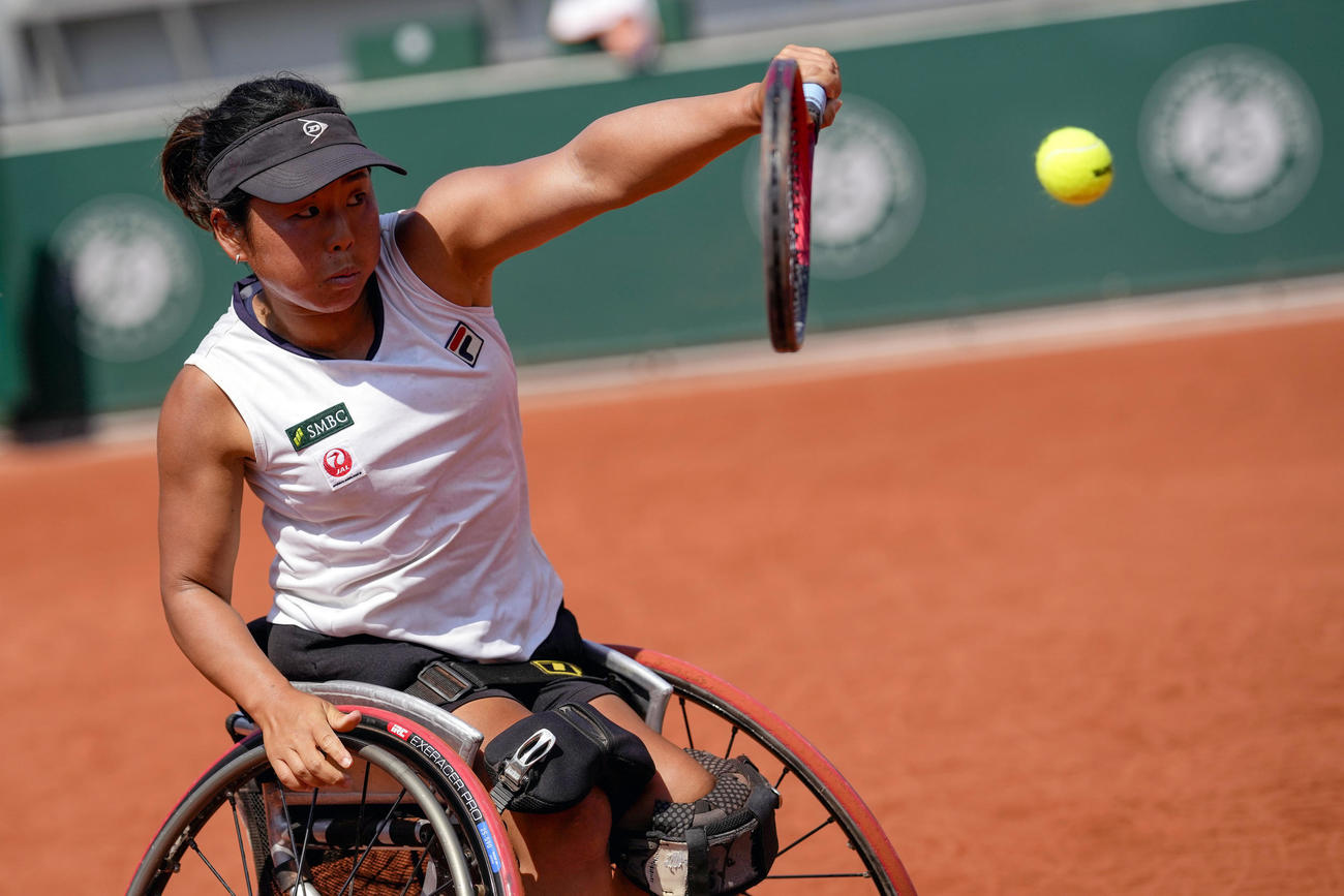 全仏オープン決勝でデフロートに敗れ準優勝に終わった上地結衣（AP)