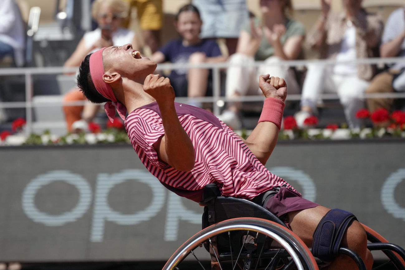 優勝しガッツポーズする小田凱人（AP）