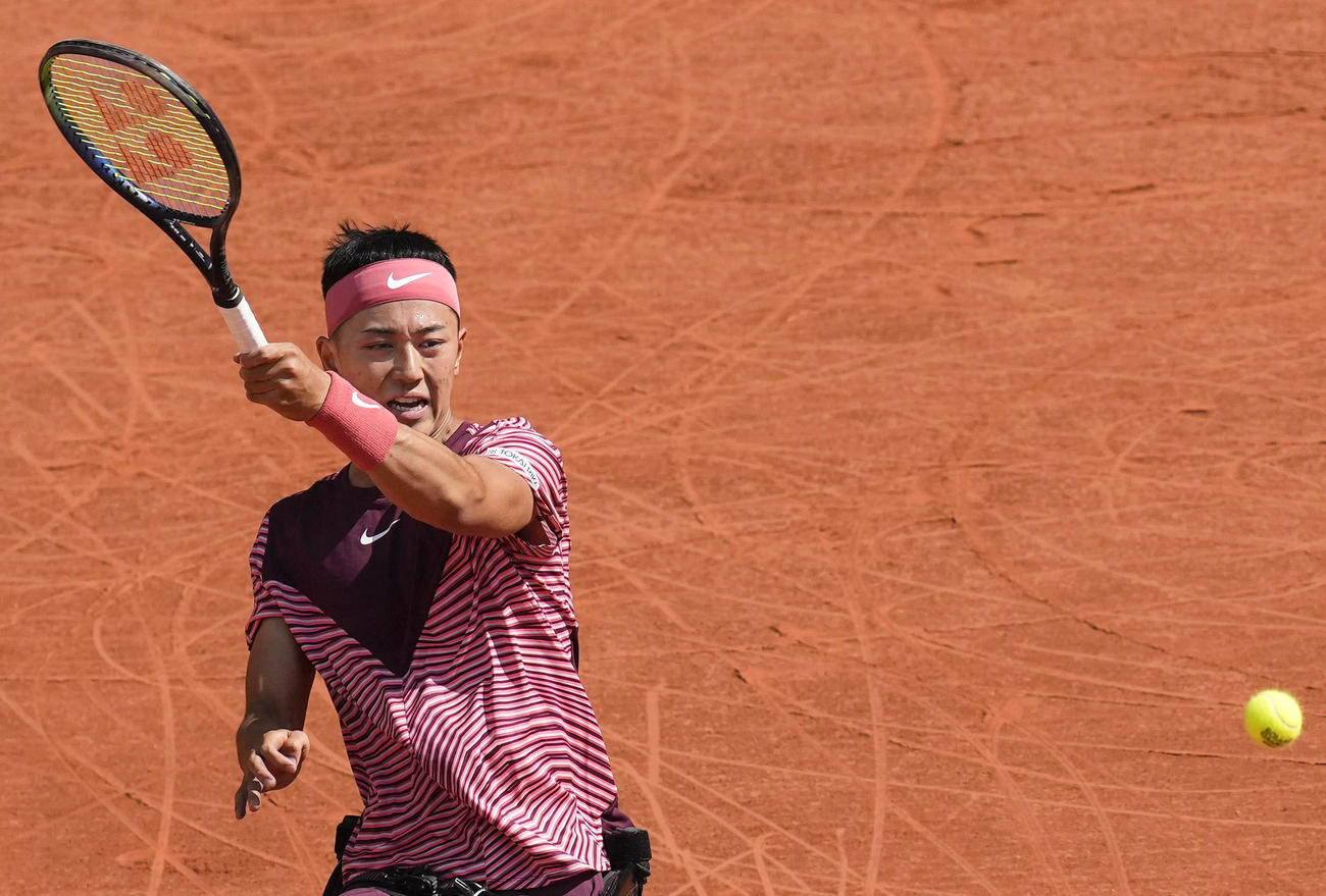 車いすの部男子シングルス決勝でプレーする小田凱人＝パリ（AP＝共同）