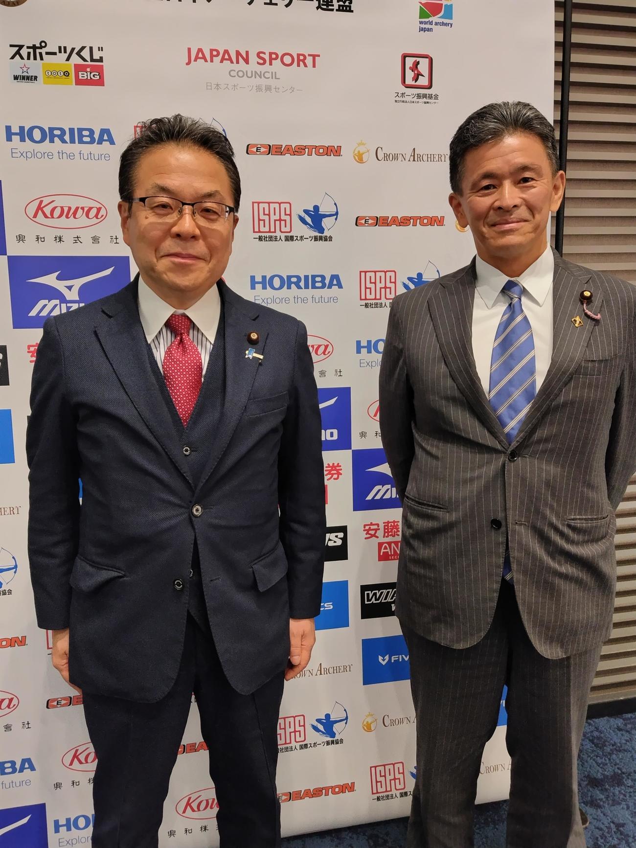 全日本アーチェリー連盟の新会長に決まった自民党の世耕弘成・参院幹事長（左）。右は上月良祐副会長（撮影・首藤正徳）