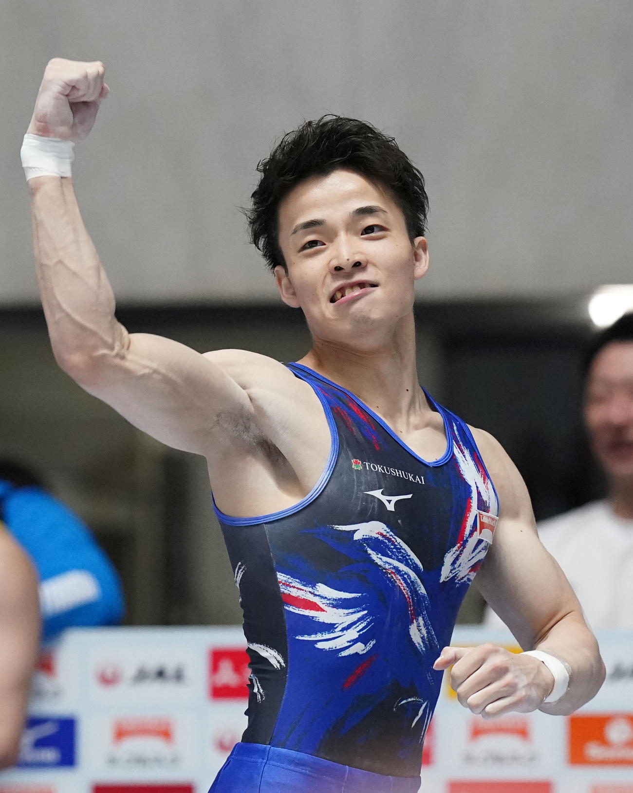 あん馬で優勝し、ガッツポーズを決める杉野（撮影・狩俣裕三）