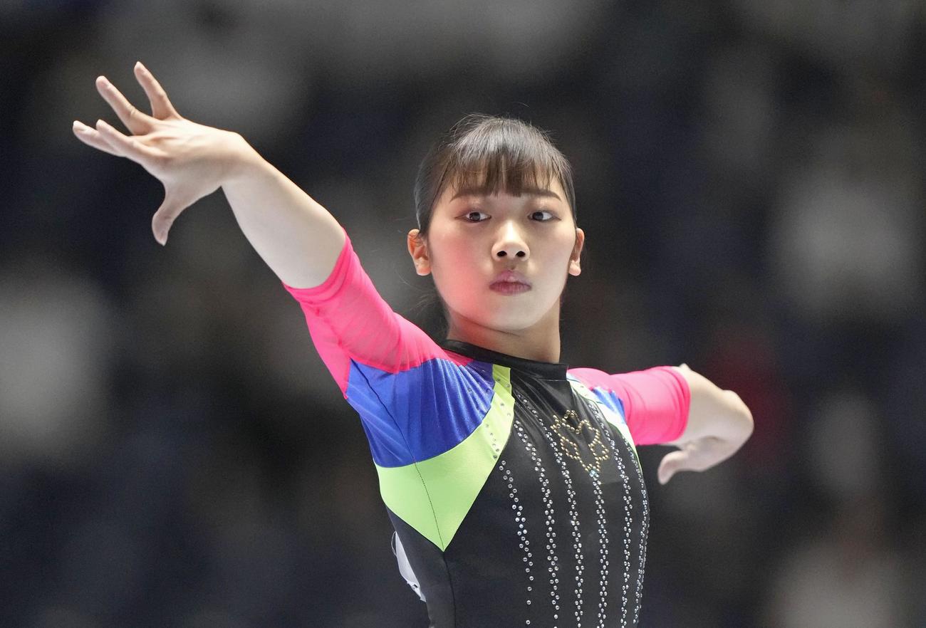 女子平均台予選　演技する芦川うらら（共同）