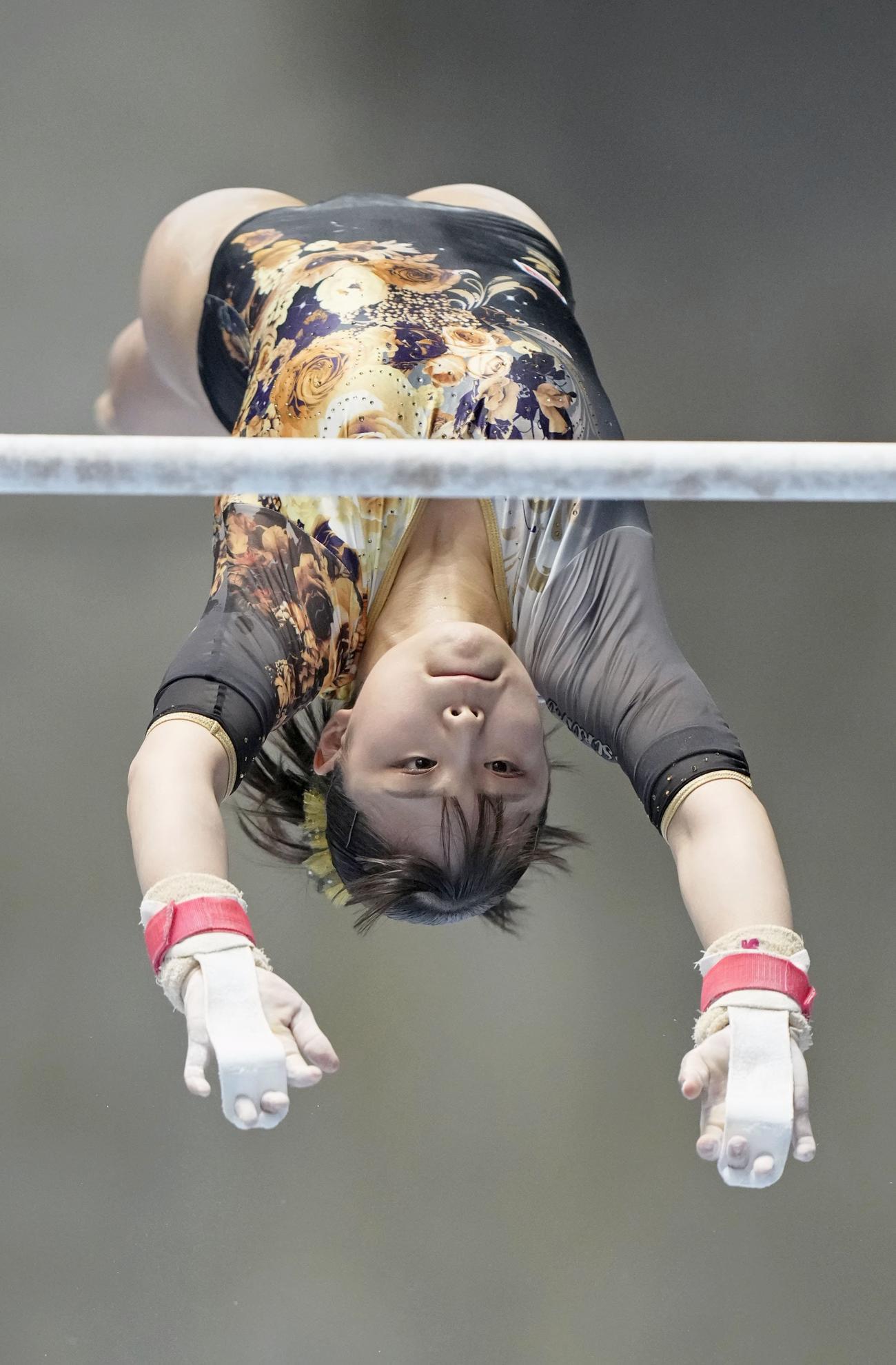 女子段違い平行棒で初優勝した渡部葉月（共同）
