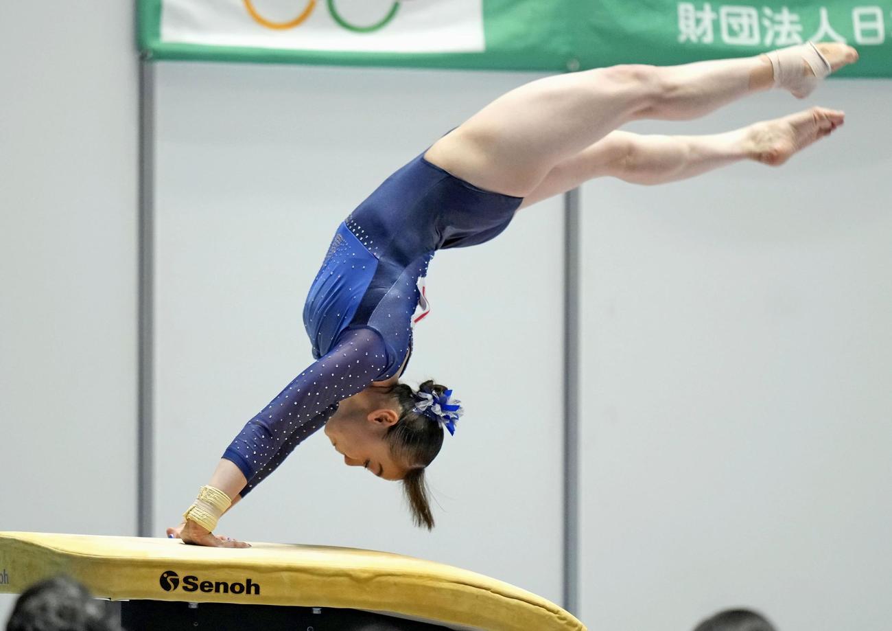 女子跳馬で優勝した宮田笙子（共同）