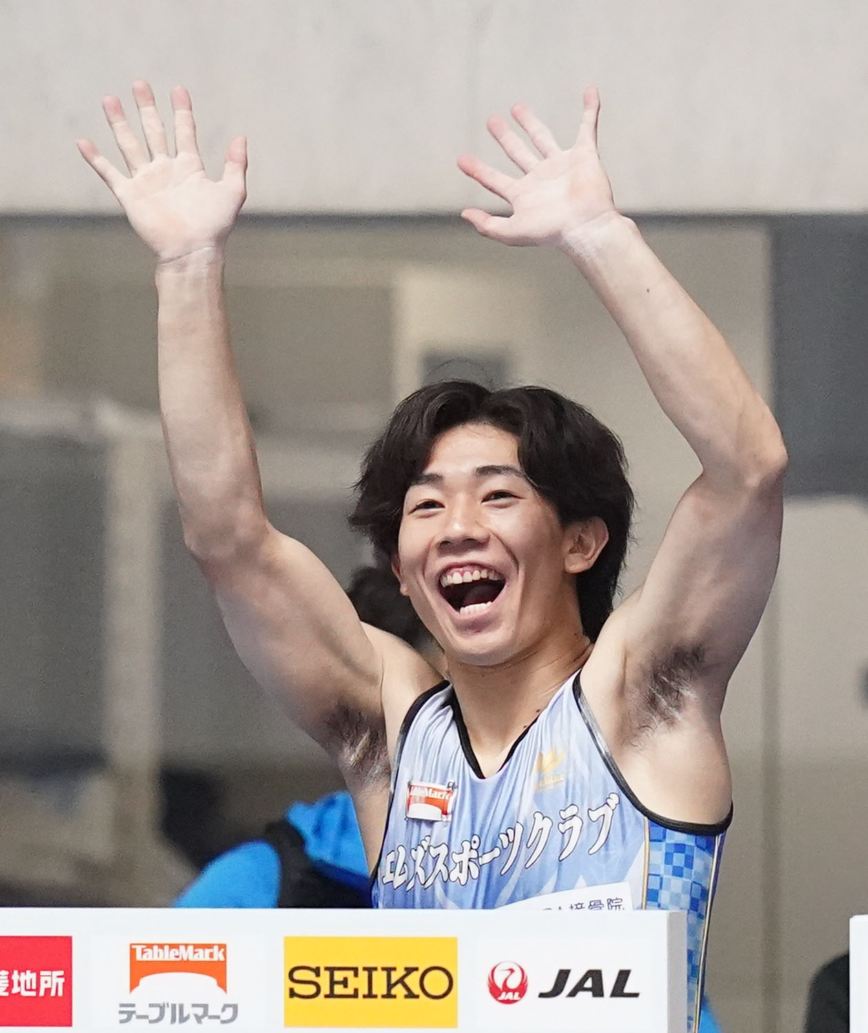 床で優勝し、笑顔を見せる南（撮影・狩俣裕三）