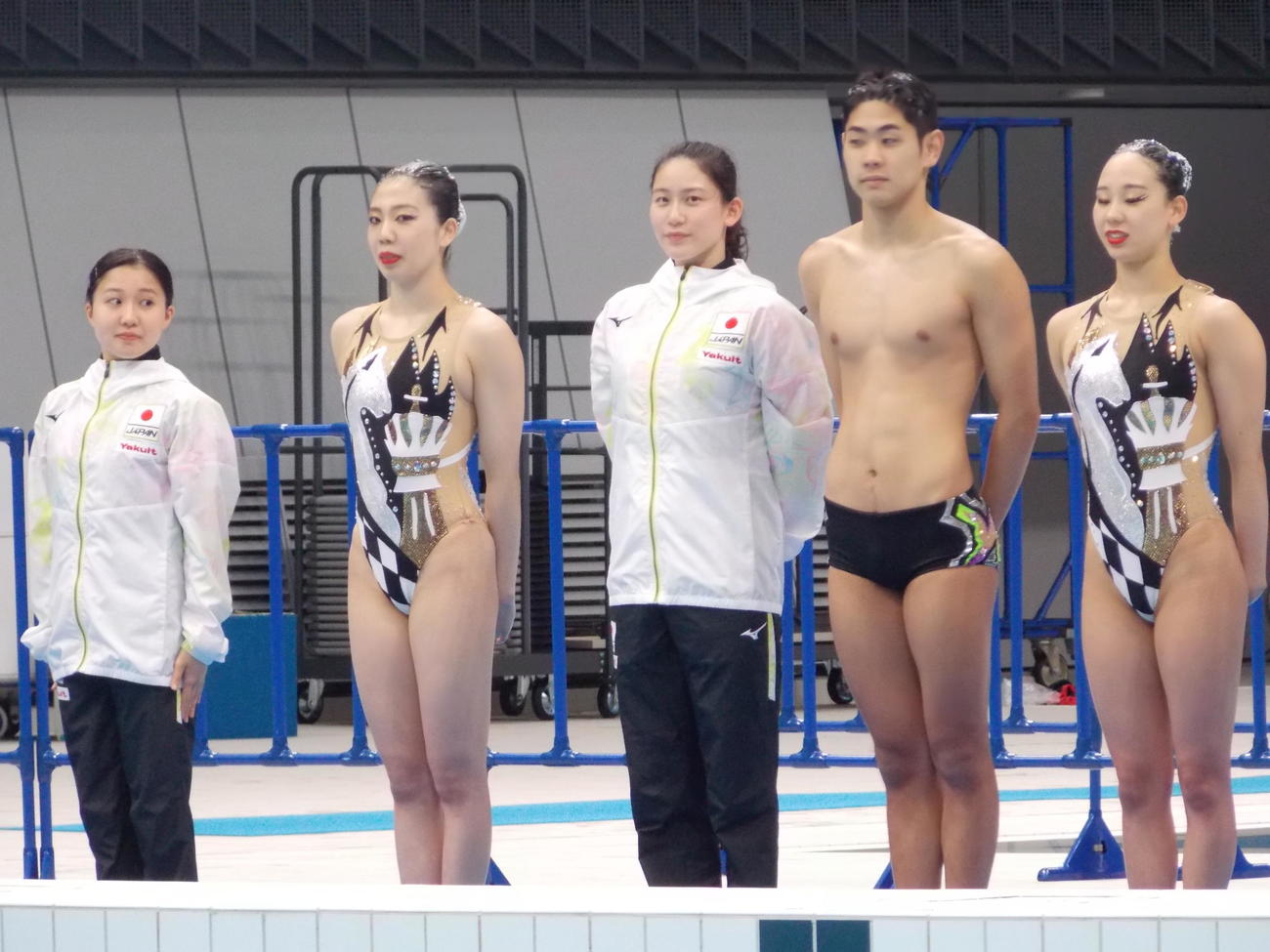 ASのチャレンジカップ後、世界選手権日本代表の紹介式に参加した右から島田綾乃、佐藤陽太郎、鈴木ひかり、小林唄、広田憩（撮影・松本航）