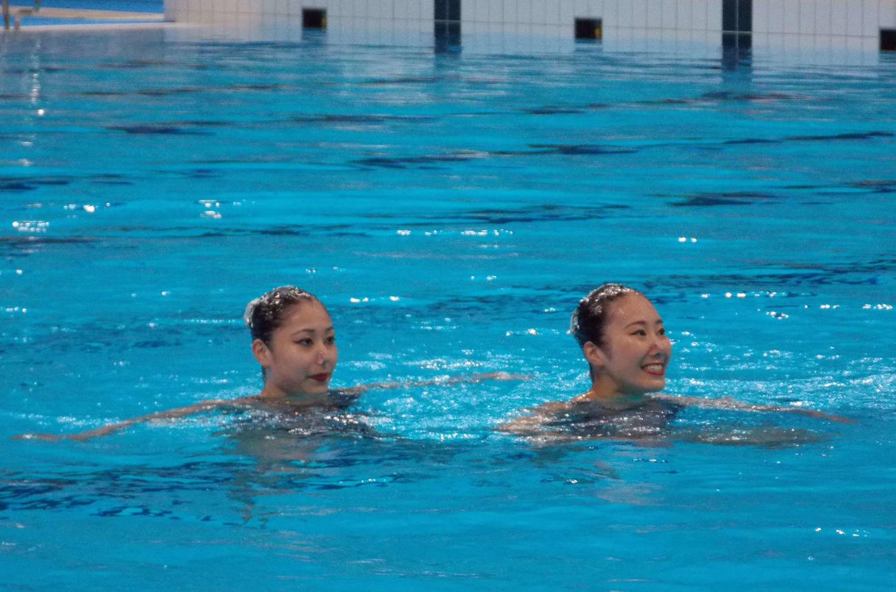 ASのチャレンジカップでデュエットフリーのエキシビション演技を終えて笑顔を見せる安永真白（右）と比嘉もえ（撮影・松本航）