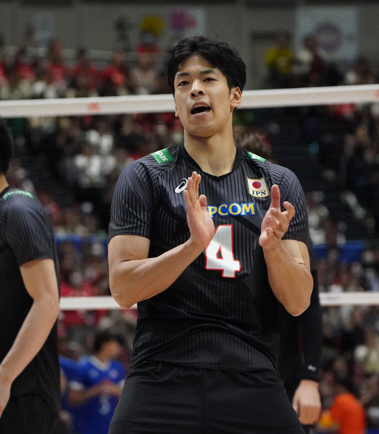 日本対フランス　第3セット、日本のポイント獲得に喜ぶ日本宮浦（撮影・森本幸一）
