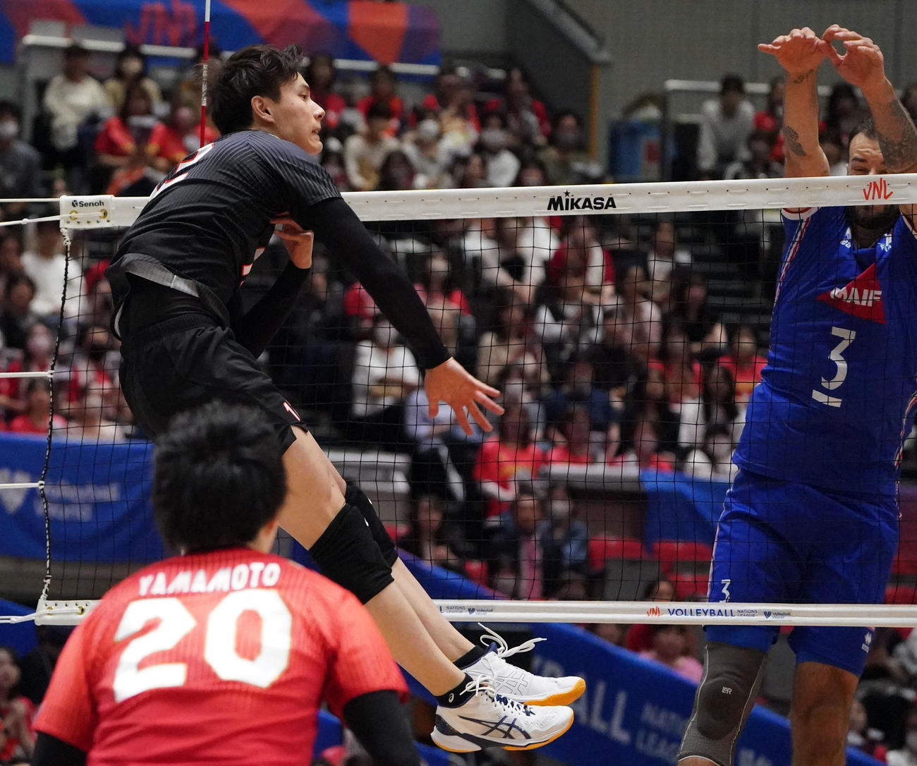 日本対フランス　第1セット、スパイクを放つ日本高橋藍（左）（撮影・森本幸一）