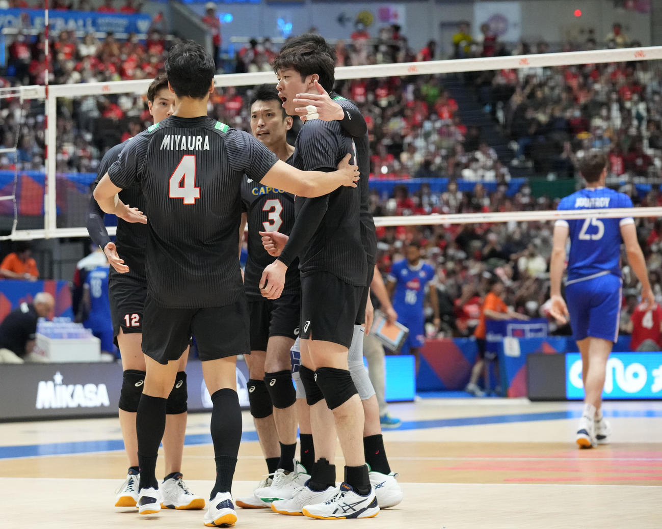 日本対フランス　第3セットを25ー21で勝利し喜ぶ龍神NIPPON（撮影・森本幸一）