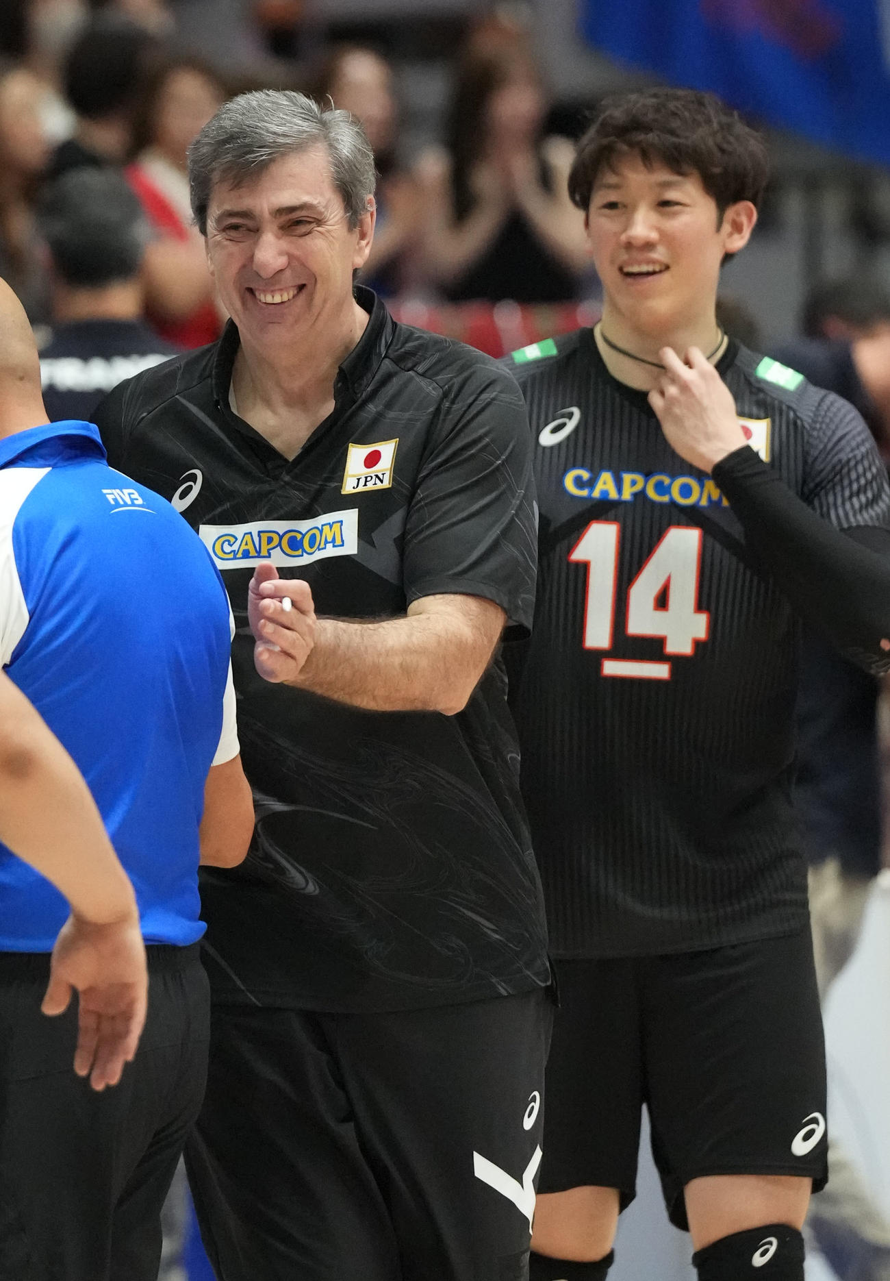 日本対フランス　フランスに勝利し笑顔の（左から）日本ブラン監督と石川（撮影・森本幸一）