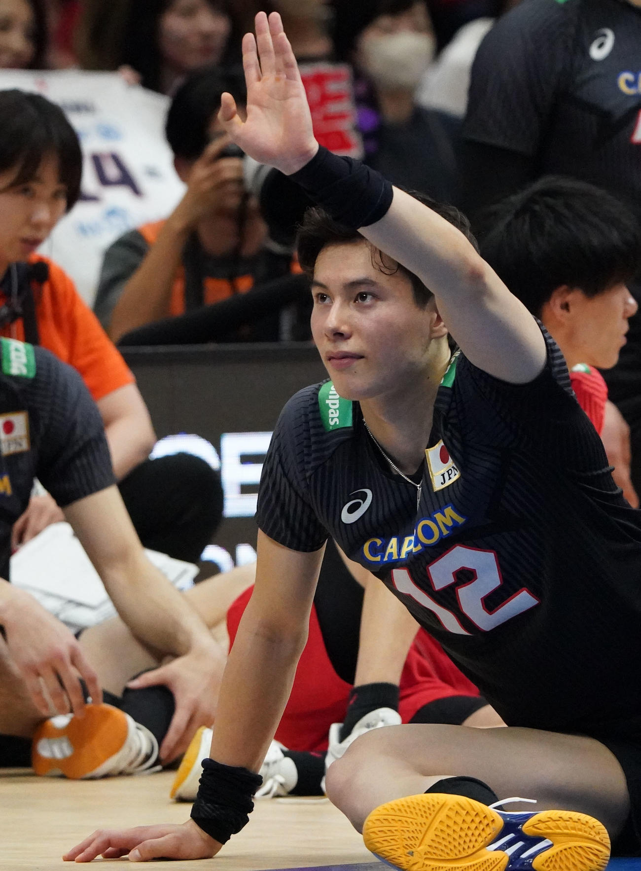 日本対フランス　フランスに勝利し観客に手を振る高橋藍（撮影・森本幸一）