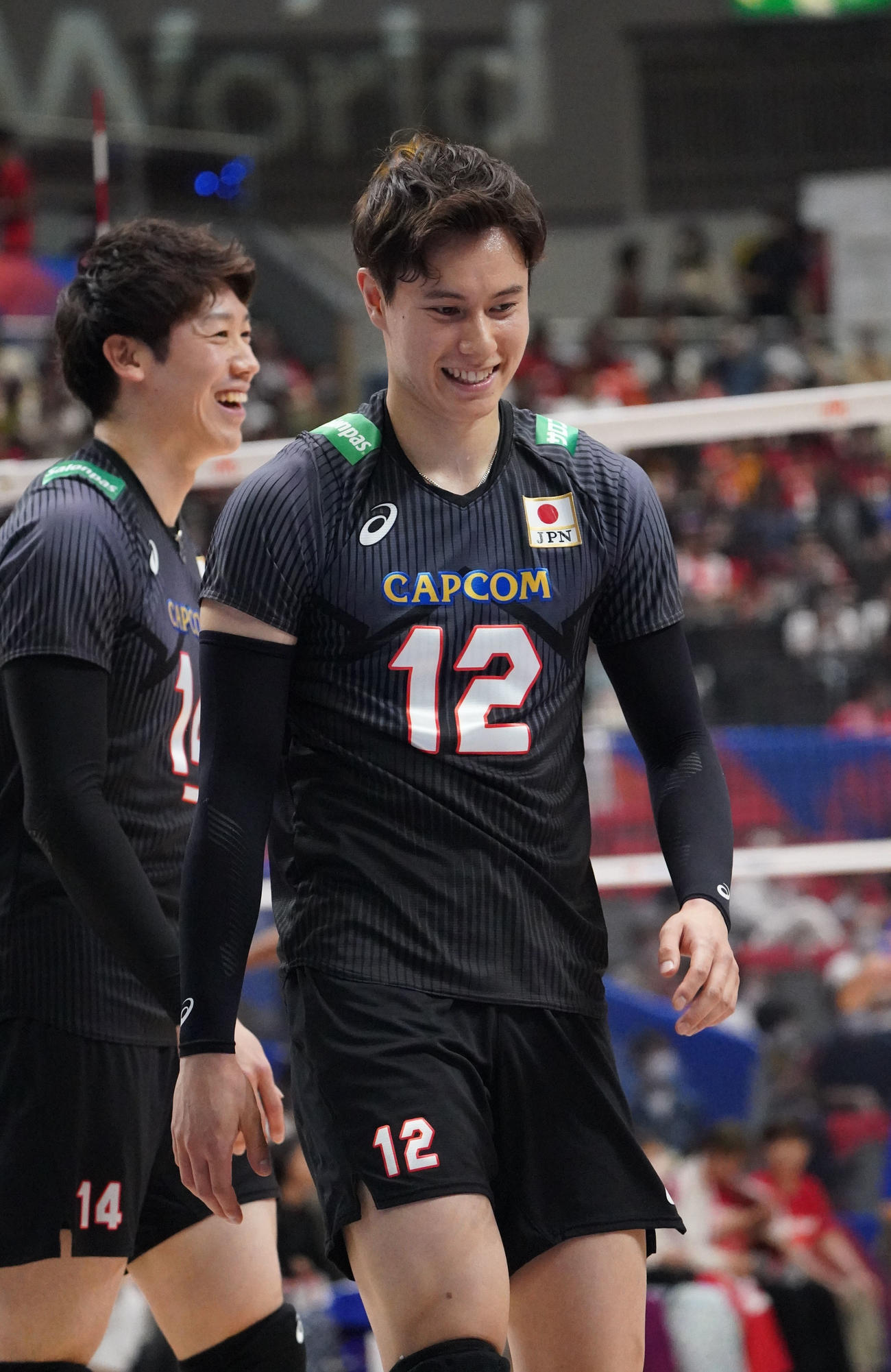 日本対フランス　試合前、コートで体を動かす高橋藍（撮影・森本幸一）
