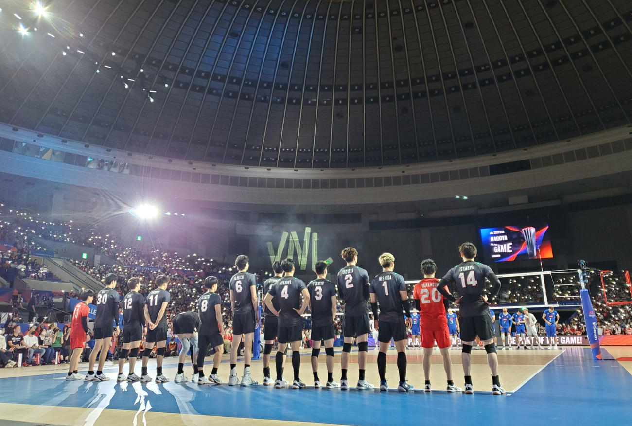 日本対フランス　試合前、整列する両チーム（撮影・森本幸一）