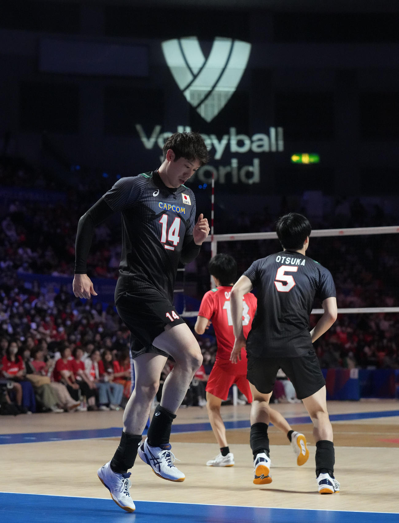 日本対フランス　試合前、コートで体を動かす石川（撮影・森本幸一）