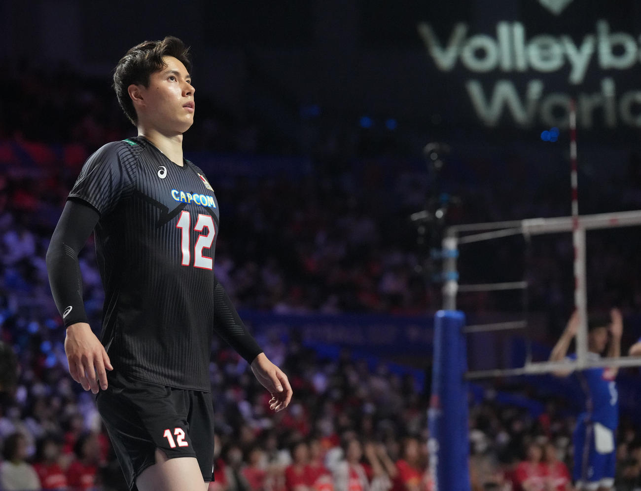 日本対フランス　試合前、コートで体を動かす高橋藍（撮影・森本幸一）