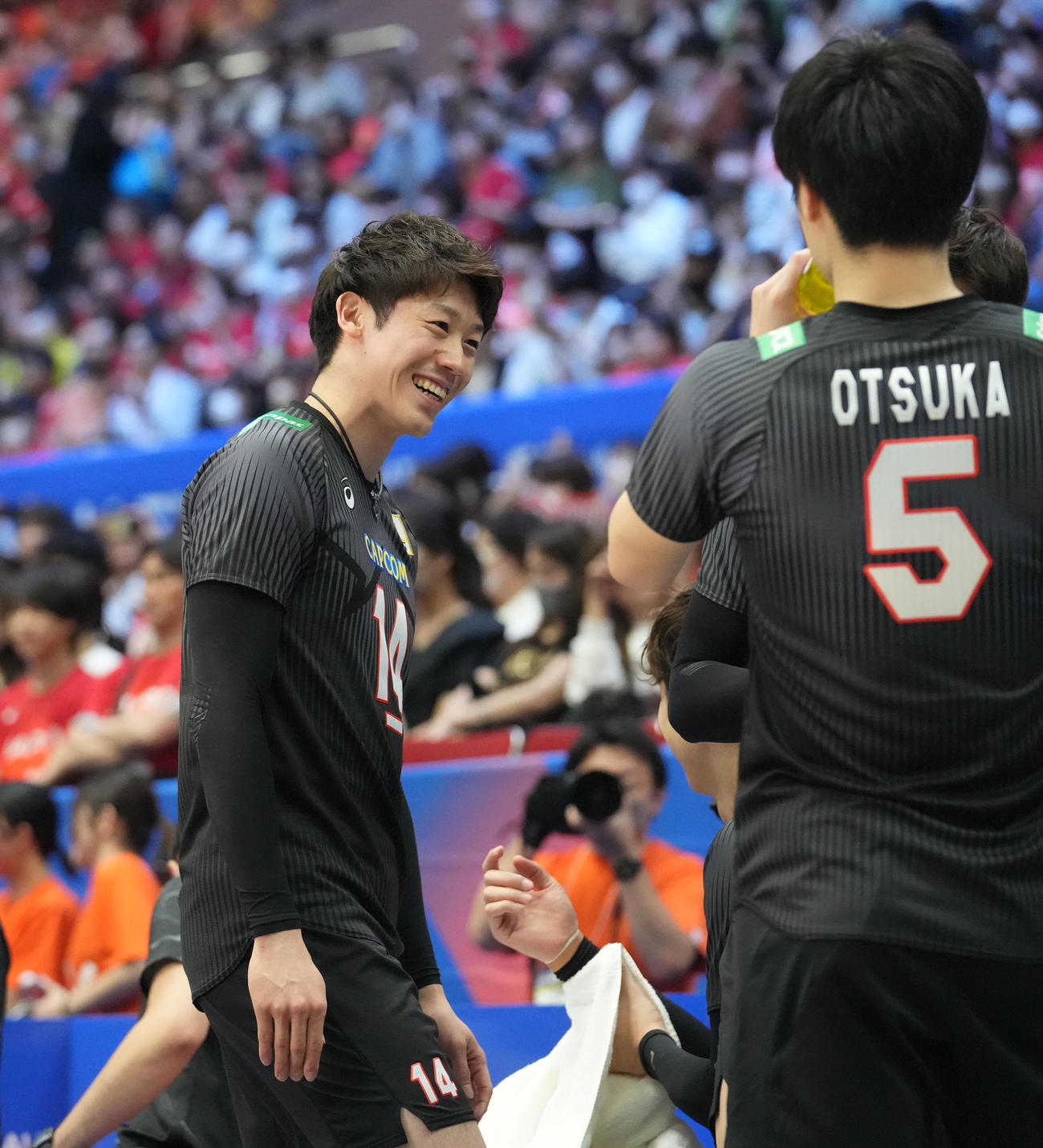 日本対フランス　試合前、談笑する石川（左）（撮影・森本幸一）