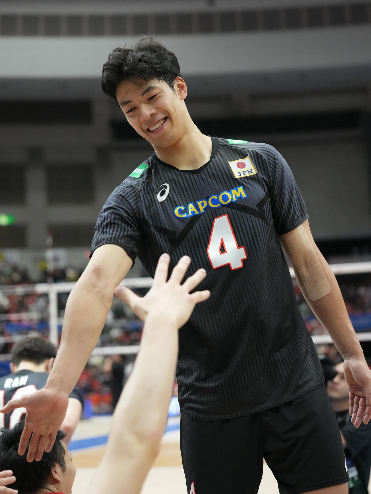 日本対フランス　フランスに勝利し笑顔の宮浦健人（撮影・森本幸一）