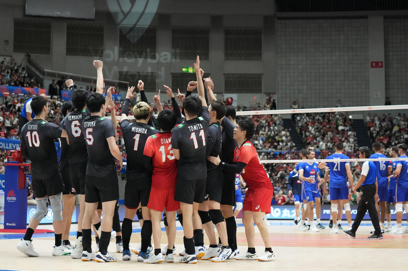 日本対フランス　セットカウント3－1でフランスに勝利し喜ぶ龍神NIPPON（撮影・森本幸一）