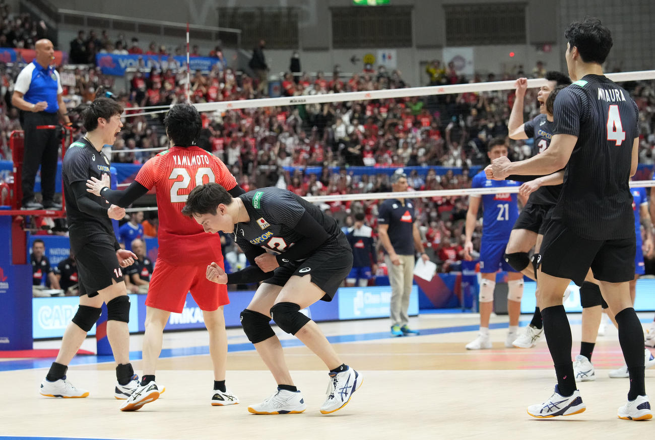 日本対フランス　セットカウント3－1でフランスに勝利し喜ぶ龍神NIPPON（撮影・森本幸一）