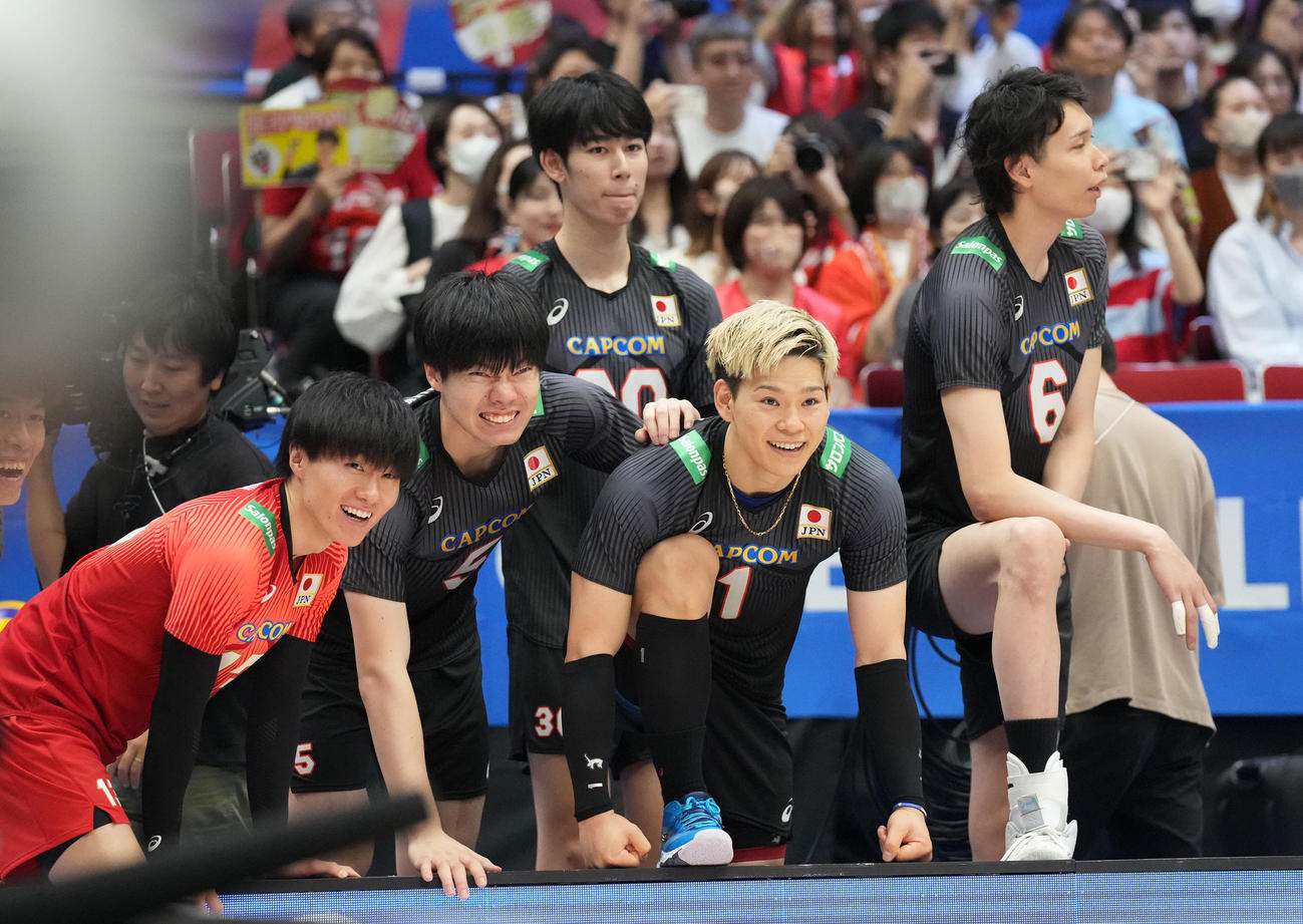 日本対フランス　第4セット、セットポイントを迎え身を乗り出す（手前・左から）日本小川、大塚、西田（撮影・森本幸一）
