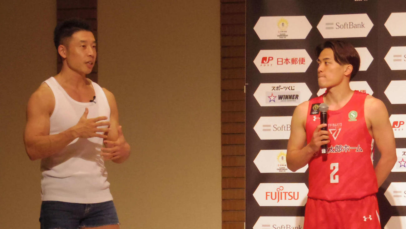 Bリーグの記者会見にゲスト出演したなかやまきんに君(左)とトークをする千葉Jの富樫（右）（23年5月8日撮影）