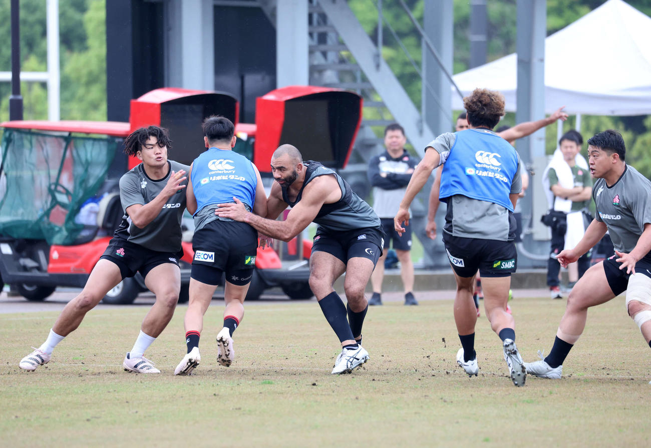 練習するラグビー日本代表の選手たち（撮影・鈴木正人）