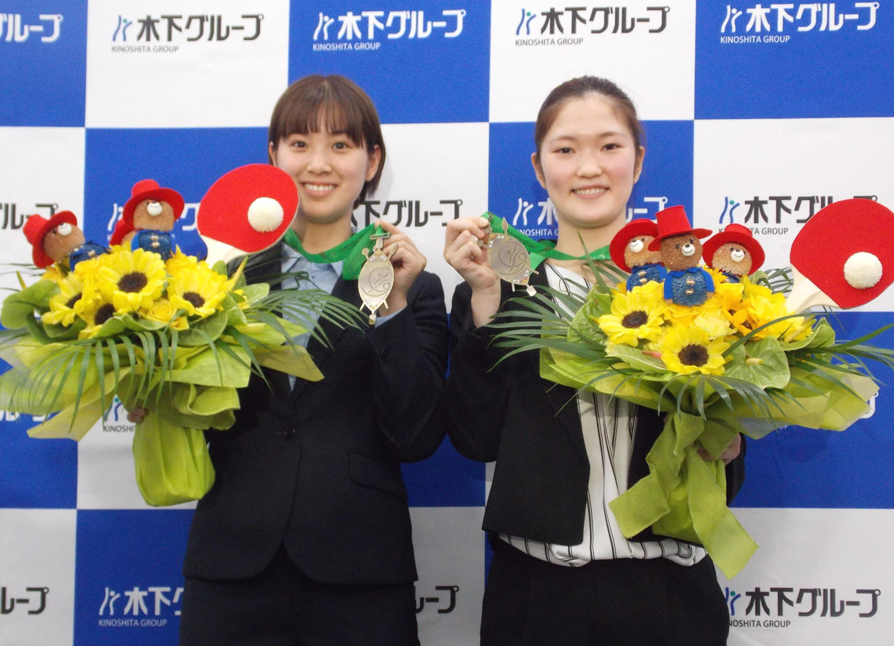 所属する木下グループでパディントンつきの花束を受け取り、笑顔を見せる左から長崎美柚、木原美悠（撮影・松本航）
