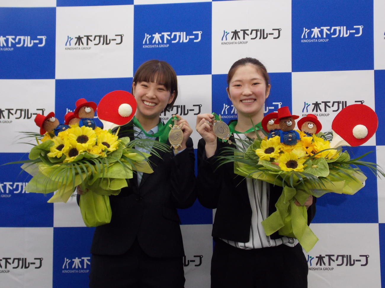 所属する木下グループでパディントンつきの花束を受け取り、笑顔を見せる左から長崎美柚、木原美悠（撮影・松本航）