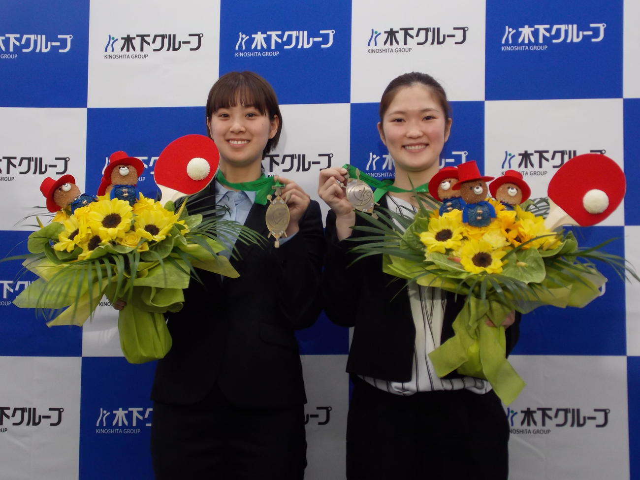 所属する木下グループでパディントンつきの花束を受け取り、笑顔を見せる左から長崎美柚、木原美悠（撮影・松本航）