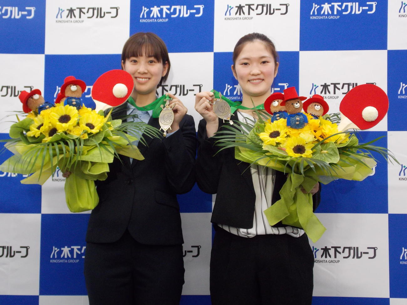 所属する木下グループでパディントンつきの花束を受け取り、笑顔を見せる左から長崎美柚、木原美悠（撮影・松本航）