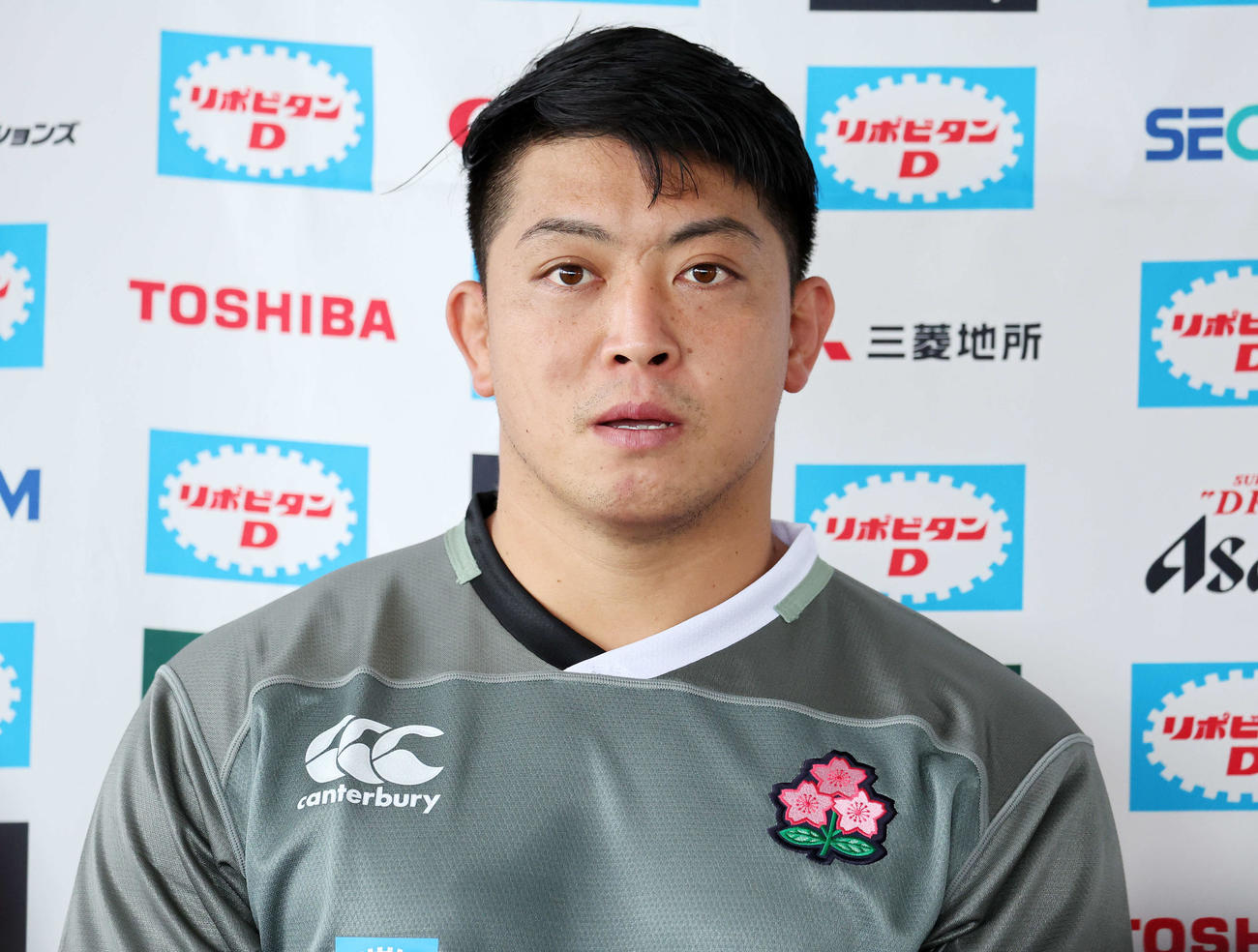 報道陣の質問に答える坂手（撮影・鈴木正人）