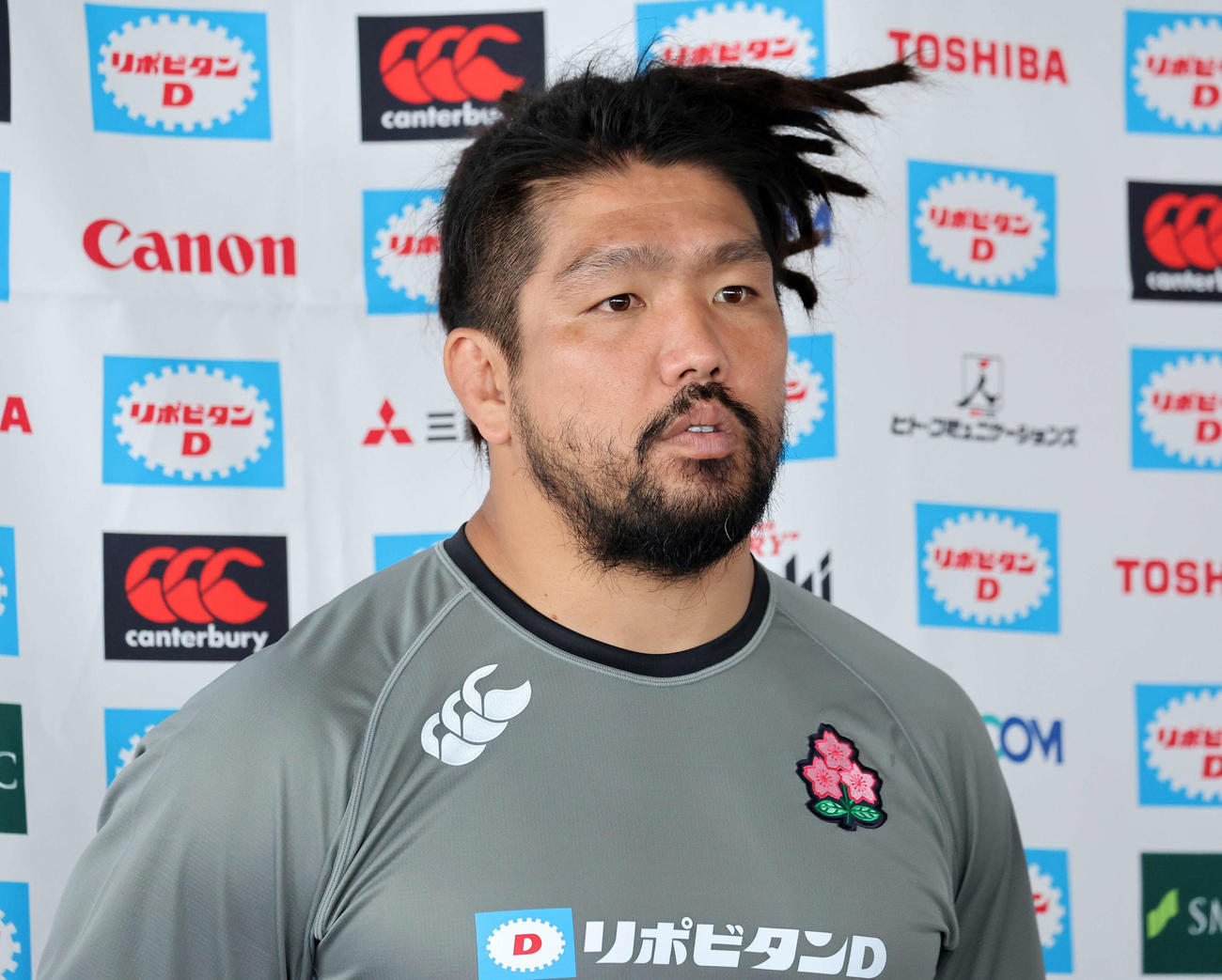報道陣の質問に答える堀江（撮影・鈴木正人）