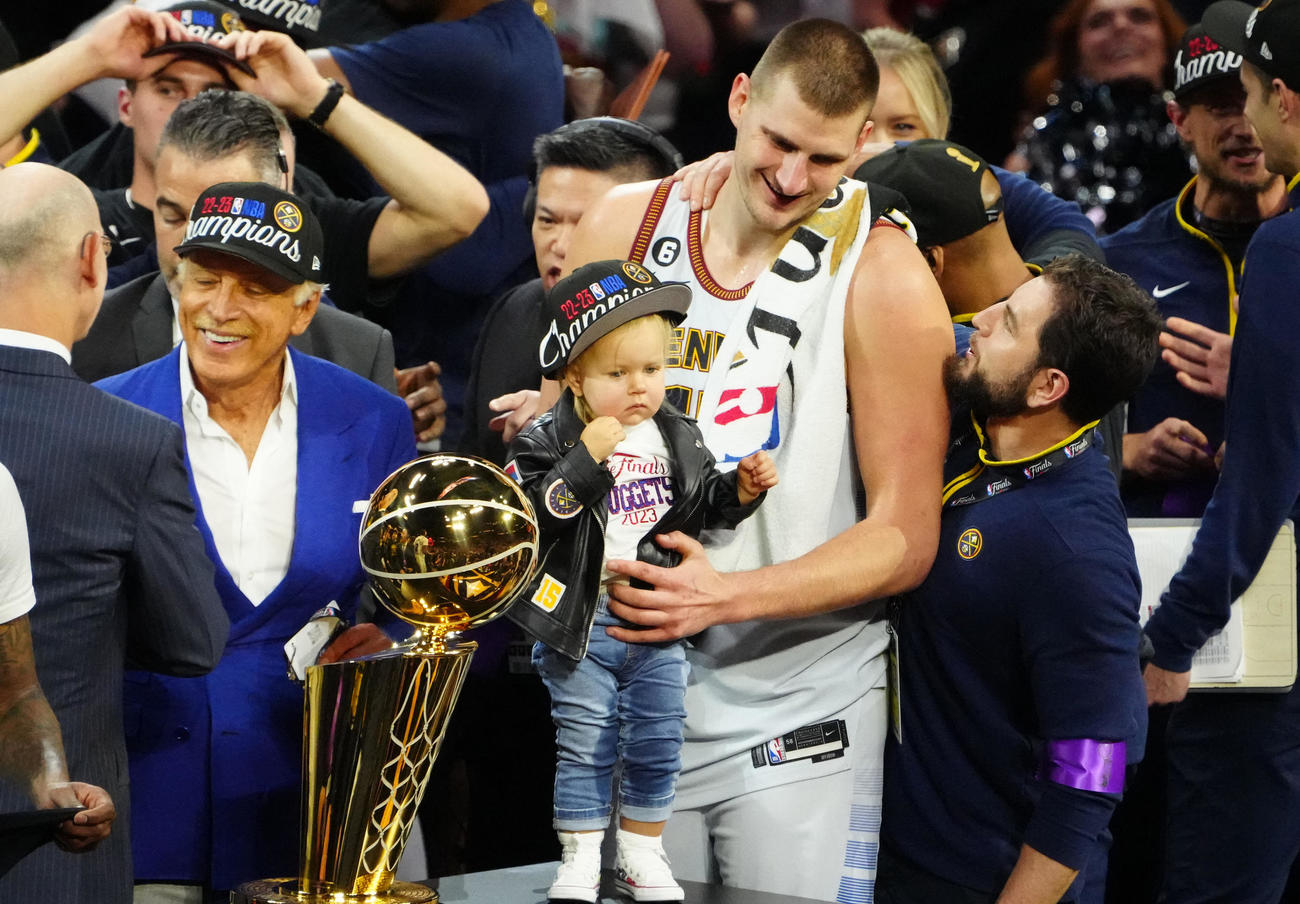 NBA制覇を果たしたナゲッツ・ヨキッチは子どもと一緒に勝利を喜ぶ（ロイター）