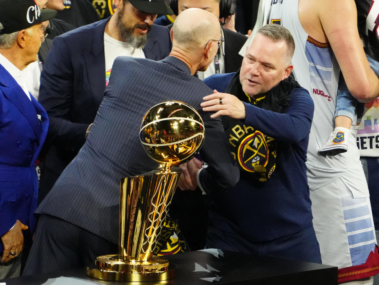 NBAコミッショナーと抱き合うナゲッツ・マローン監督（ロイター）