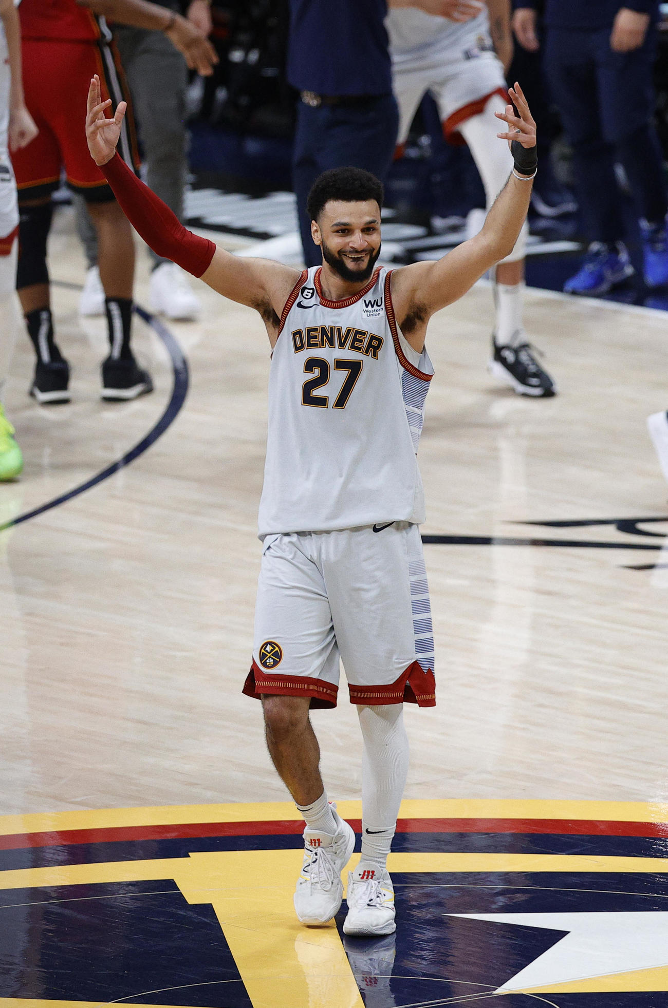 NBA制覇に両手を挙げて喜ぶナゲッツ・マレー（ロイター）