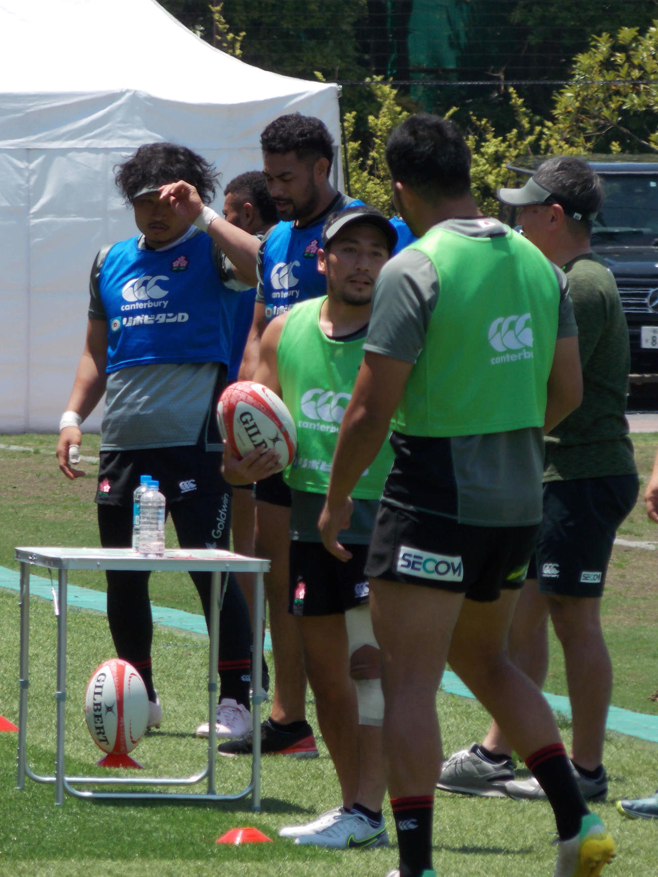 日本代表浦安合宿の本格始動2日目、仲間とボールを手に会話するSH流大（中央）（撮影・松本航）
