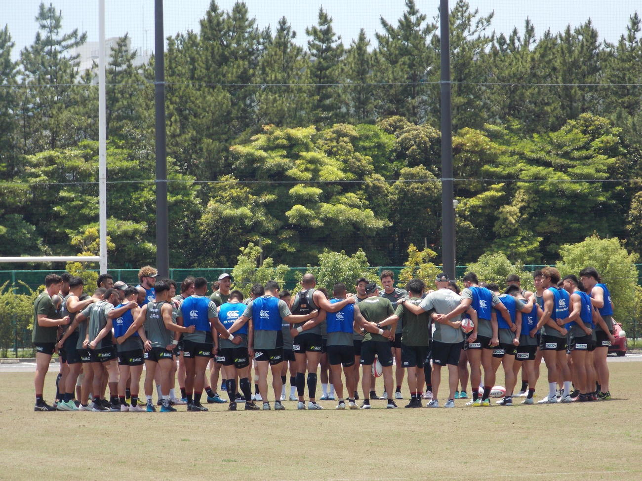 日本代表浦安合宿の本格始動2日目、午前の練習を円陣で締めくくった選手たち（撮影・松本航）