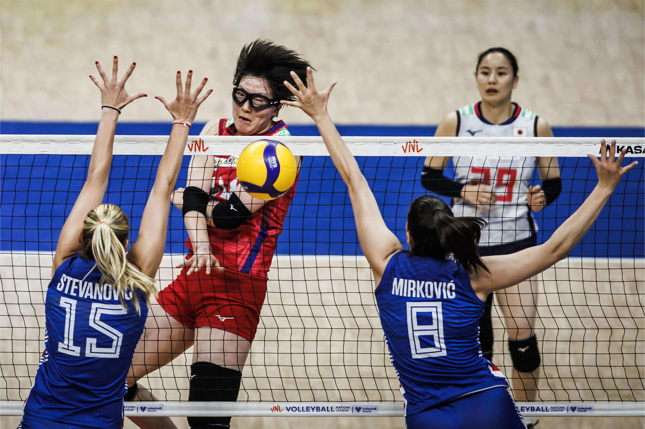 スパイクを放つ荒木（C）FIVB