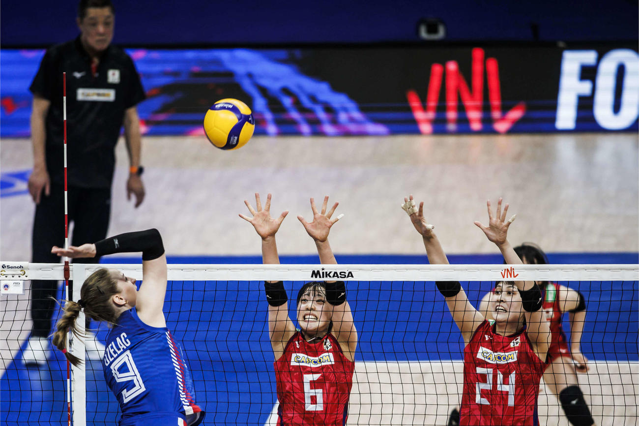ブロックに跳ぶ関（左）と入沢（C）FIVB