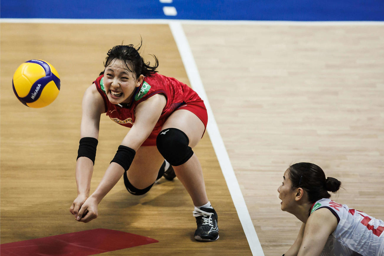 必死にレシーブする関（C）FIVB