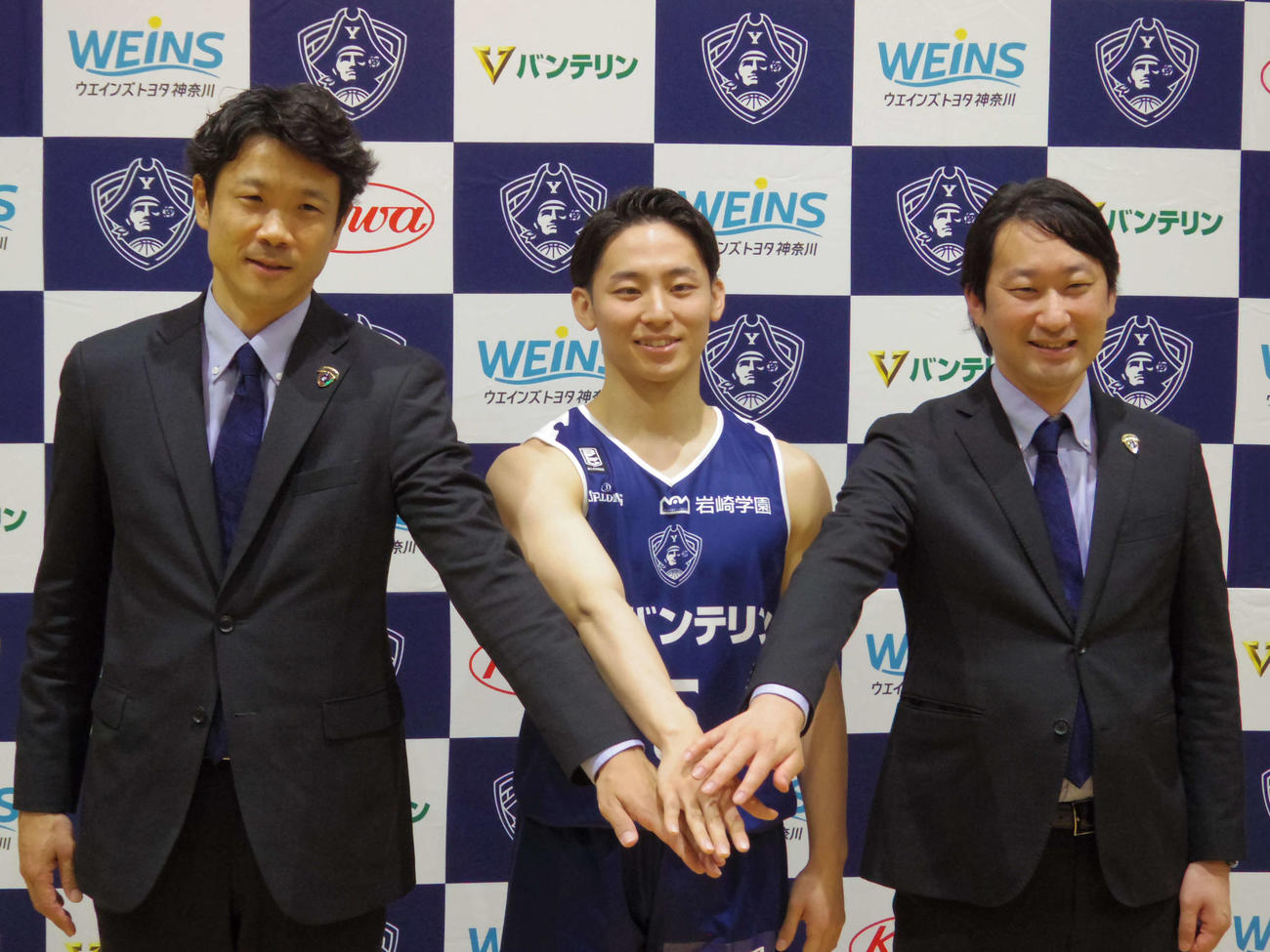 左からB1横浜BCの竹田GM、河村、白井代表