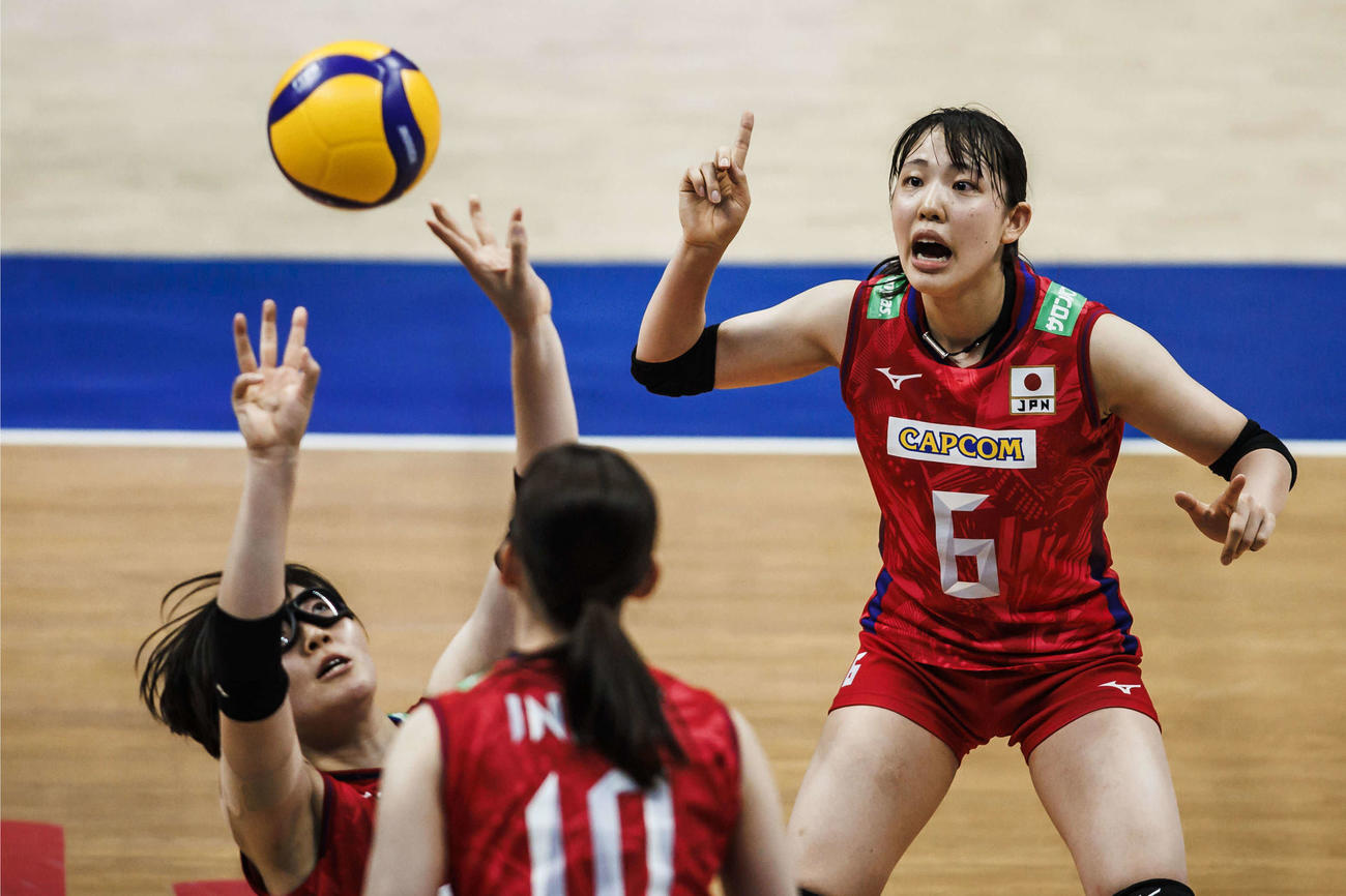 トスを上げる荒木彩花（左）と指さす関菜々巳（C）FIVB