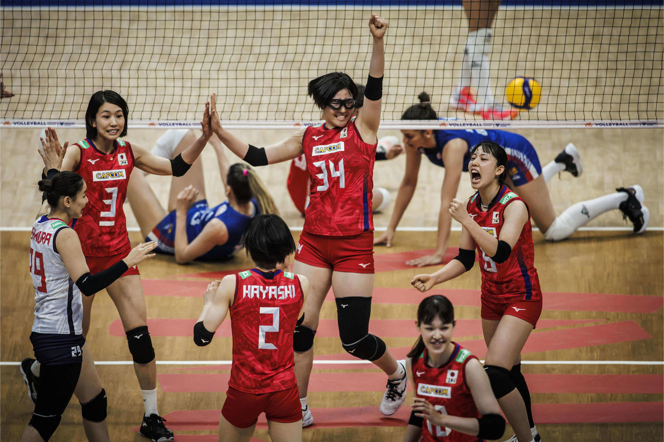 得点を喜ぶ日本代表。左から西村弥菜美、古賀紗理那、林琴奈、荒木彩花、井上愛里沙、関菜々巳（C）FIVB