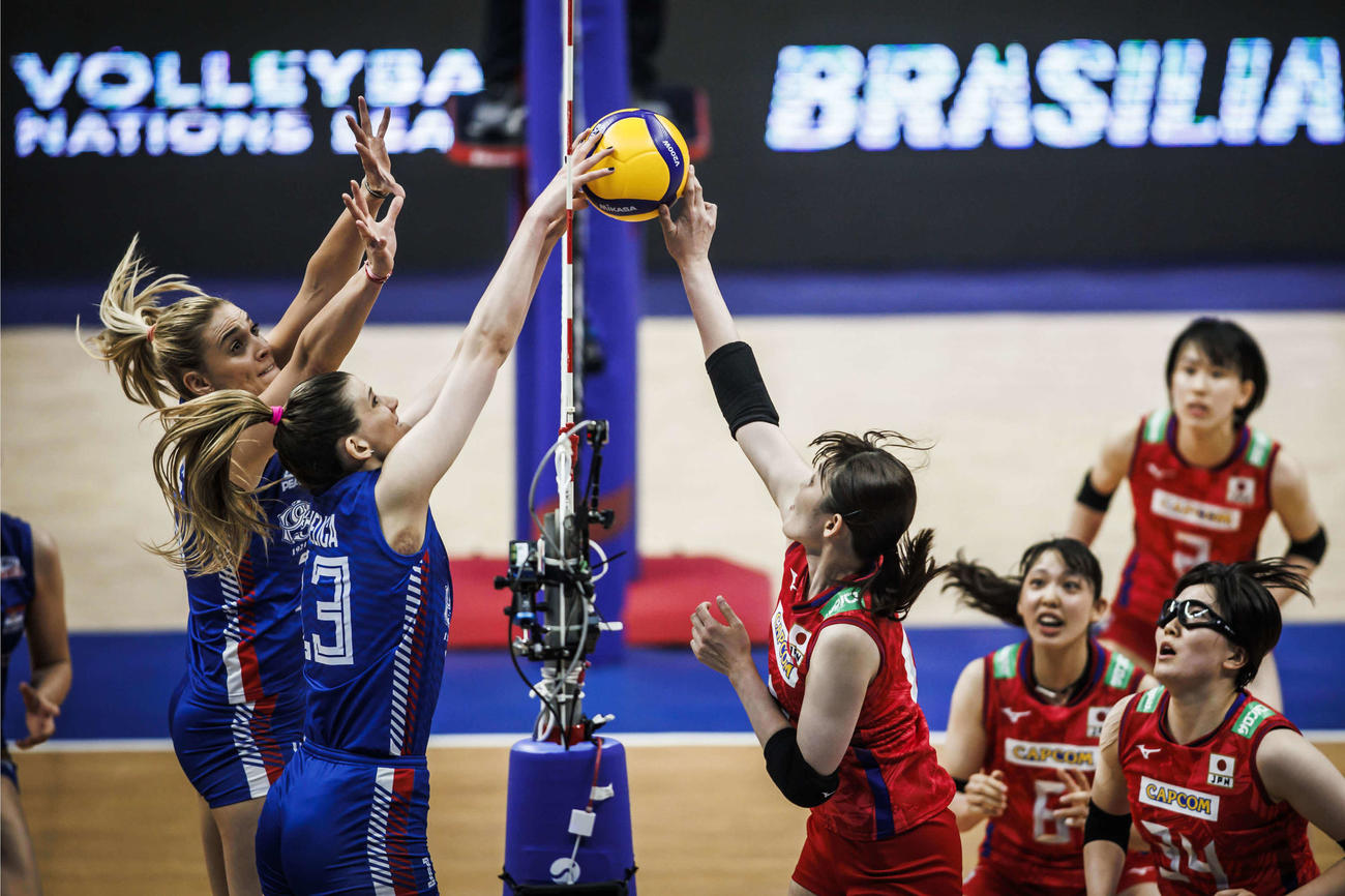 日本対セルビア　スパイクを放つ井上愛里沙（C）FIVB