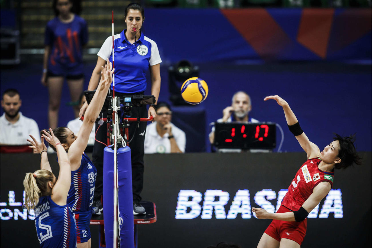 スパイクを放つ林琴奈（C）FIVB