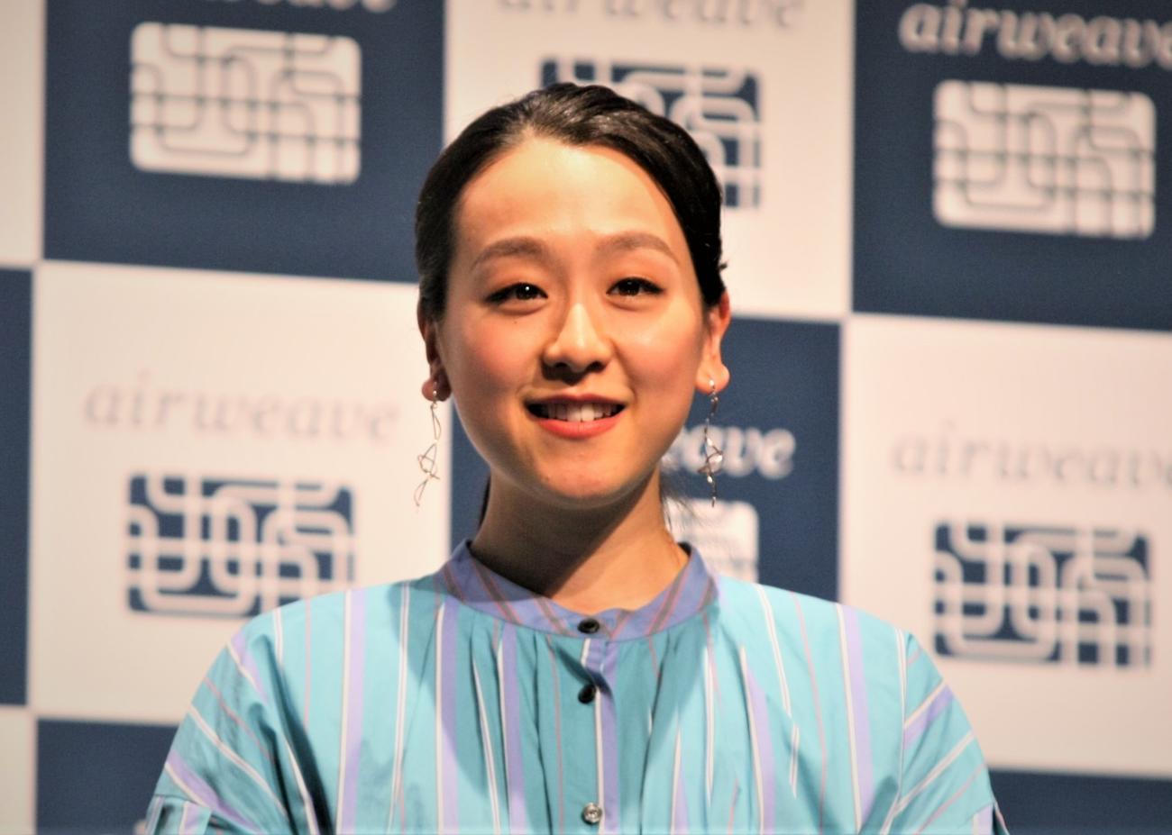 寝具メーカー「エアウィーヴ」新CM発表会で笑顔を見せる浅田真央さん（撮影・藤塚大輔）