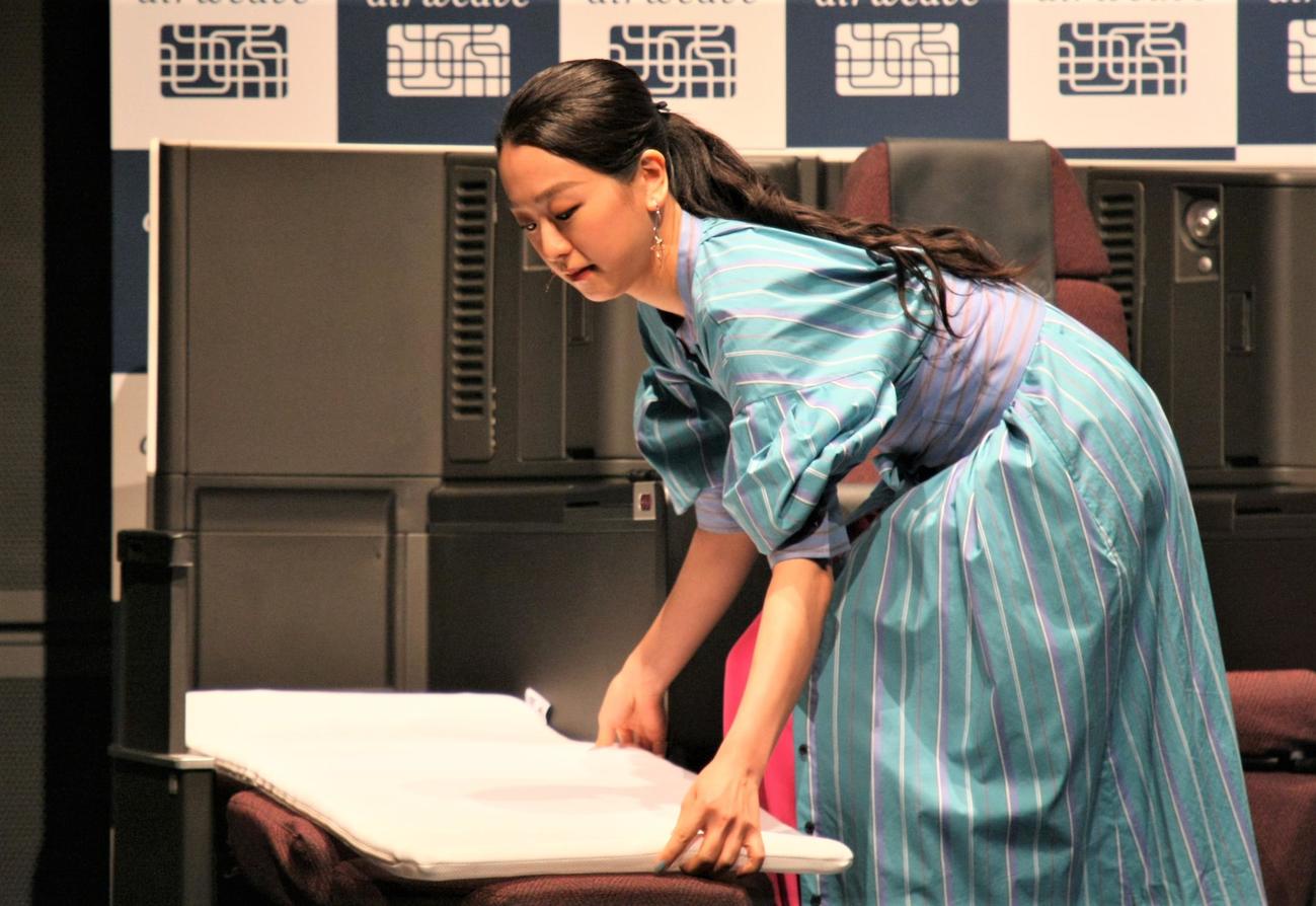 寝具メーカー「エアウィーヴ」新CM発表会に登場し、寝具を整える浅田真央さん（撮影・藤塚大輔）