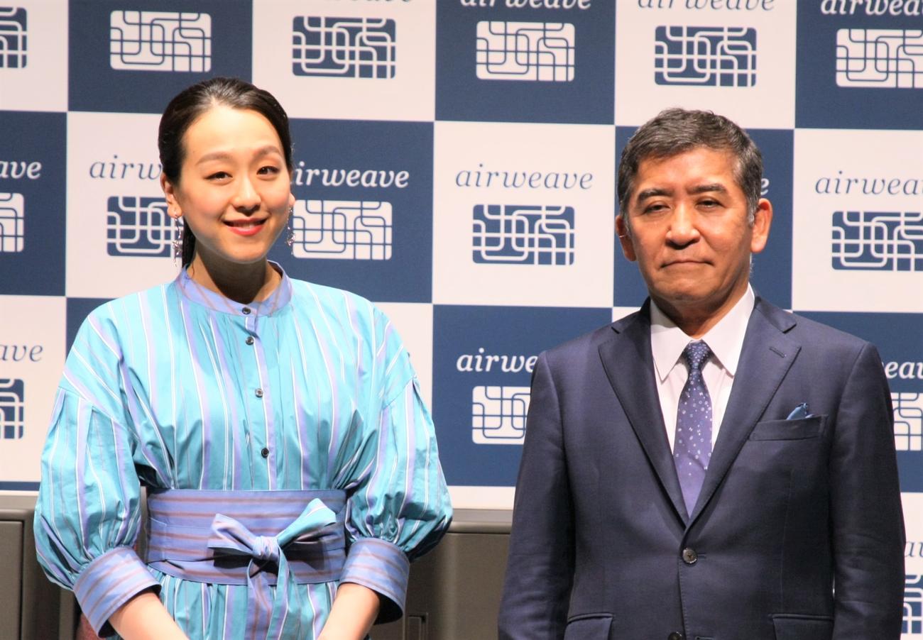 寝具メーカー「エアウィーヴ」新CM発表会に登場した浅田真央さん（左）と株式会社エアウィーヴ代表取締役会長兼社長の高岡本州氏（撮影・藤塚大輔）